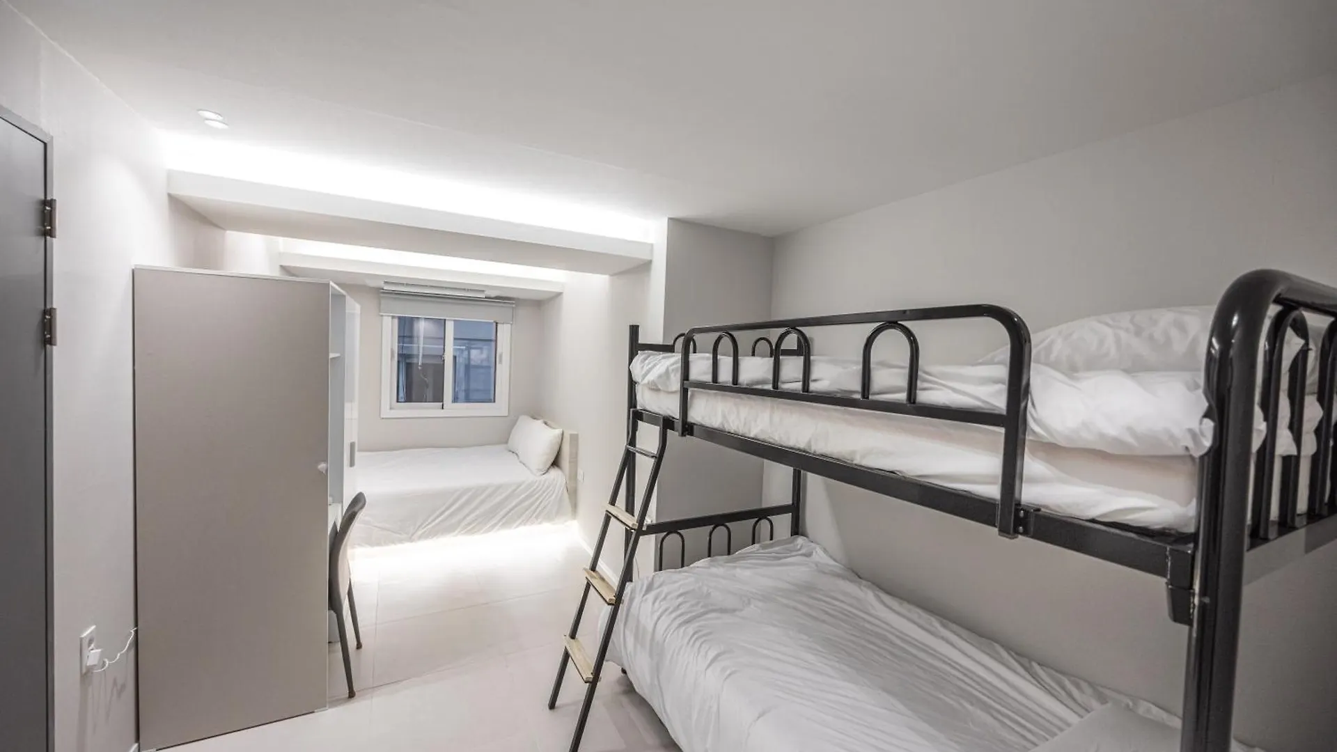 Guesthouse Dear Moon Busan 2*,  South Korea