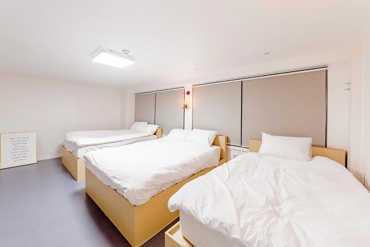Guesthouse Dear Moon Busan 2*,
